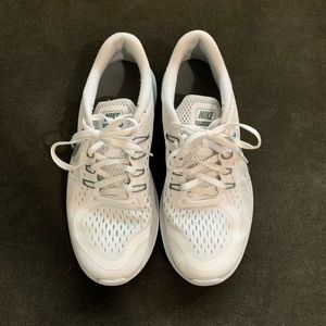 Nike Flex 2017 Run (size 8)